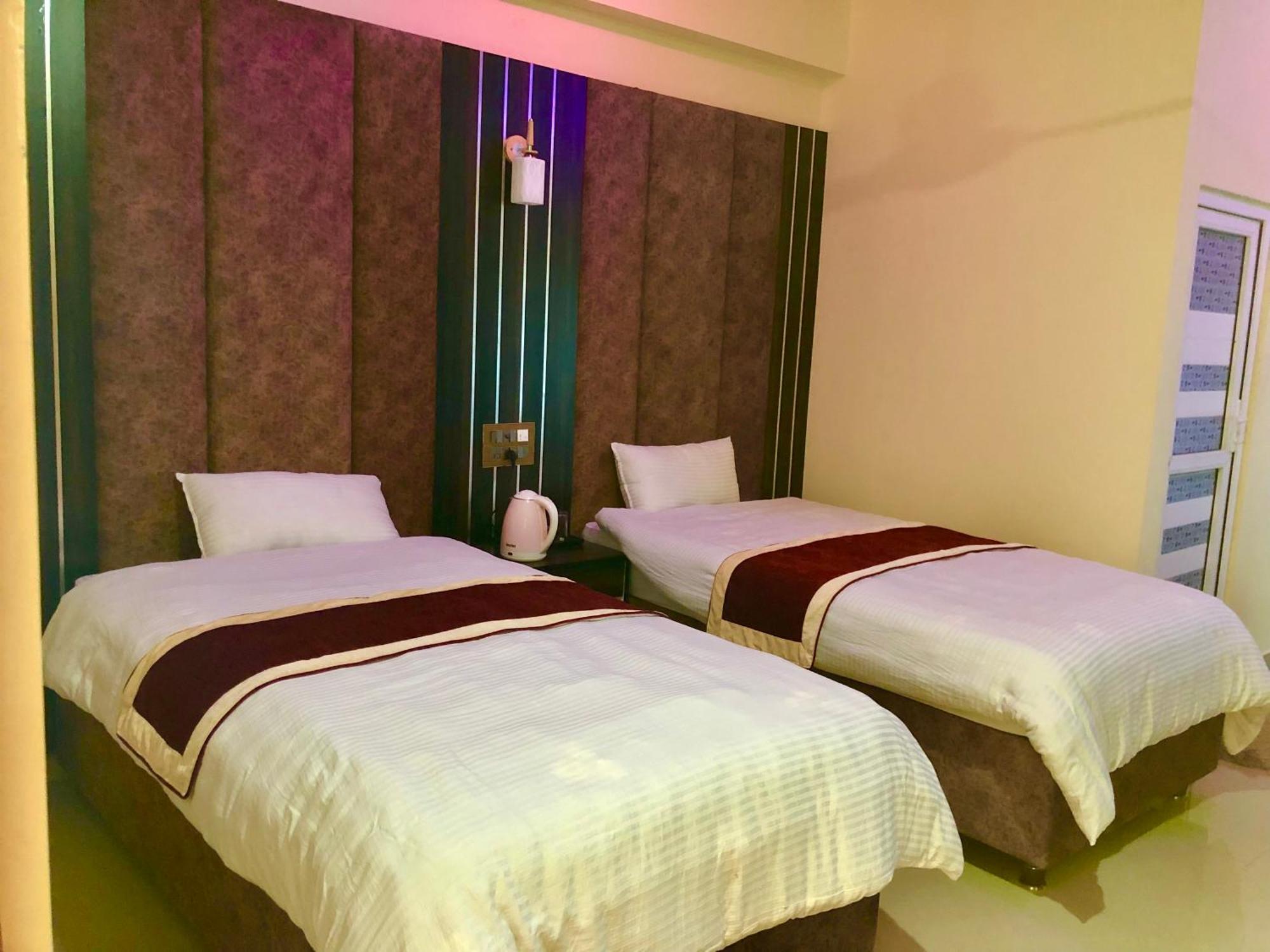 Hotel Hot Pot, Dhangadhi Zewnętrze zdjęcie