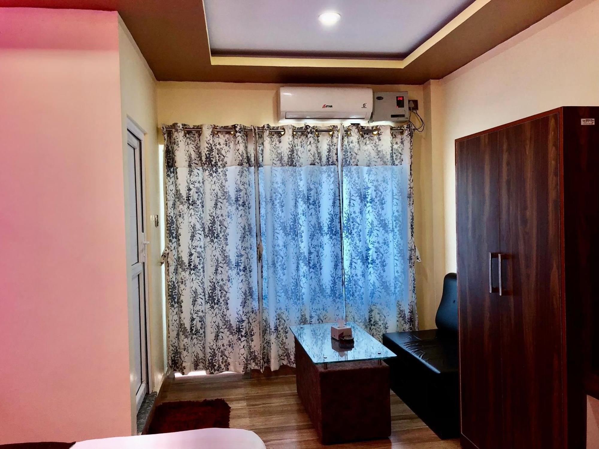 Hotel Hot Pot, Dhangadhi Zewnętrze zdjęcie
